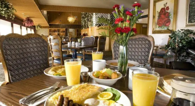 Кровать в общем номере Best Western Plus Yosemite Gateway Inn