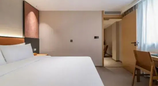Люкс Business Chengdu Yifei Rezen Hotel (Chunxi Taikoo Li Store)