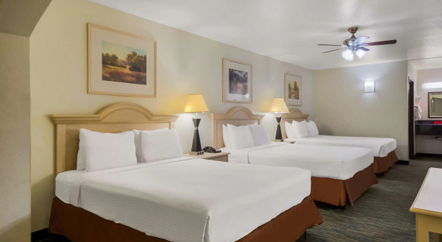 Шестиместный номер Standard SureStay Hotel by Best Western Falfurrias