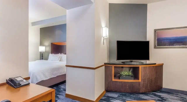 Двухместный люкс Fairfield Inn and Suites by Marriott Madison East