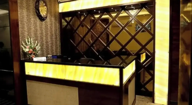 Hotel Golden Crown - 600m to Kashi Vishwanath Temple, Забронировать Отель Отели Варанаси с парковкой, рядом с Jantar Mantar Mandir, Парковка