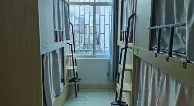 Кровать в общем номере (мужской номер) Yueji Hostel (Tengchong Fortune Center)