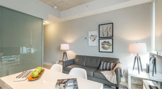 Absolutely Stunning Condo, Varaa Hotelli Toronto 