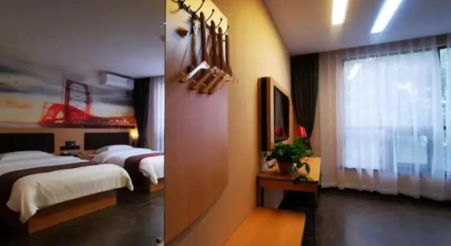 Thank Inn Hotel Shanxi Weinan Huayin City Huashan Scenic Yuquan Road, Buchen Sie Hotel Huayin Shaanxi