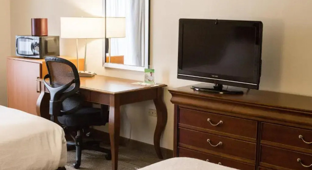 Четырёхместный номер Standard Holiday Inn & Suites Bolingbrook by IHG