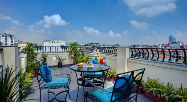 Семейный номер Standard с балконом Ambassador Hanoi Hotel & Spa