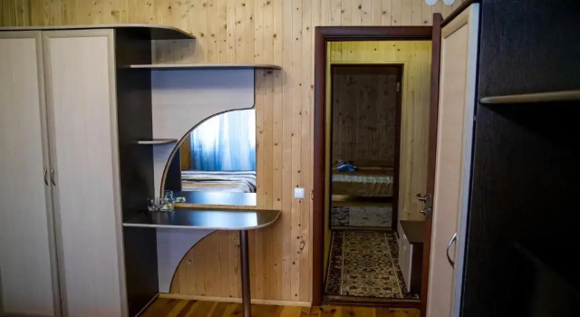 Pid Lisom, Prenota Hotel Skhidnytsia 