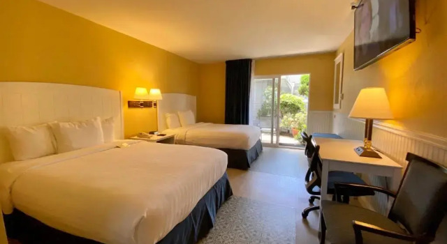 Четырёхместный номер Standard Monterey Bay Lodge