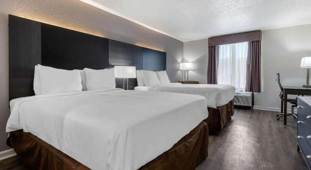 Четырёхместный номер Standard Econo Lodge at the University