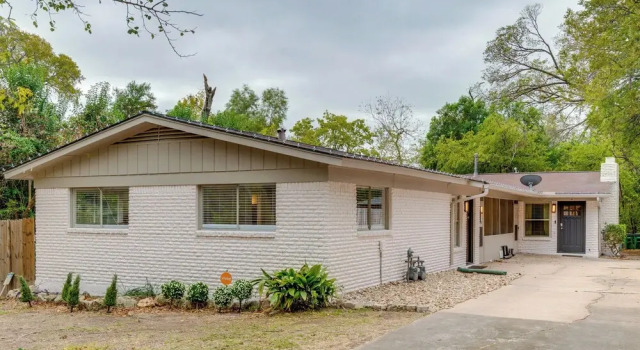 Walk to UT Austin! Charming Duplex w/ Game Room, Забронировать Апартаменты/квартира Апартаменты Остина, рядом с The Stark Center for Physical Culture and Sports, Апартаменты/квартира