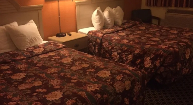 Четырёхместный номер Standard Sunset Inn & Suites