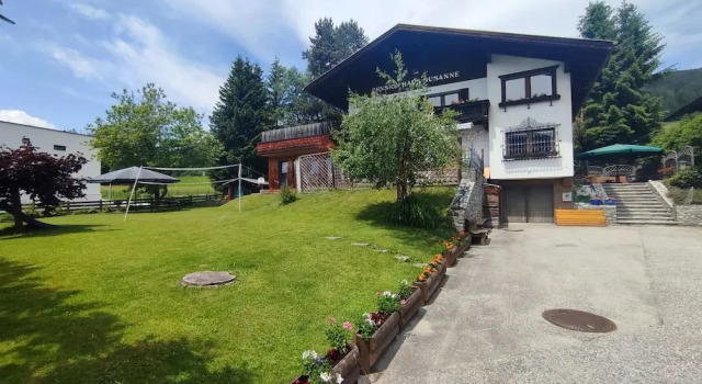 Кровать в общем номере Haus Susanne