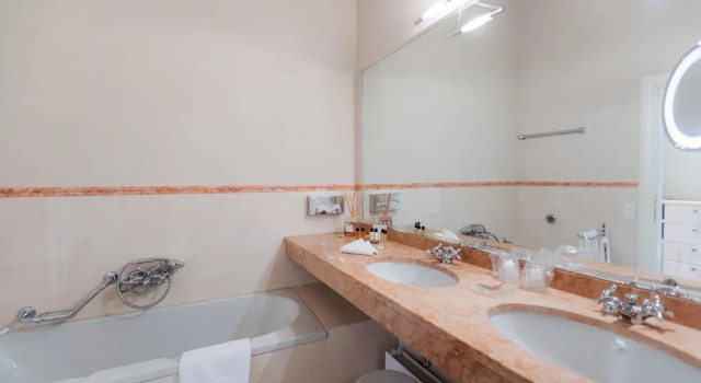 Номер Deluxe с балконом Parkhotel Delta, Wellbeing Resort