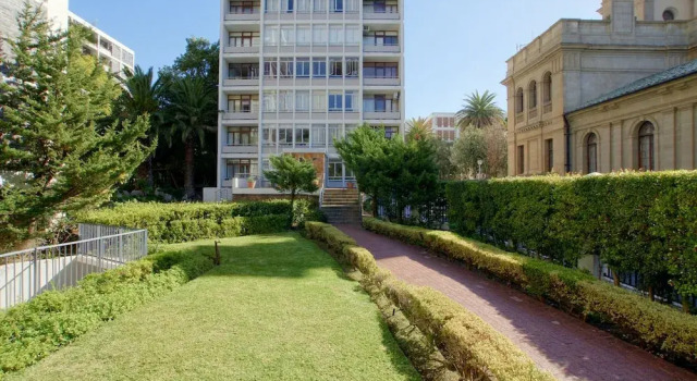 437 St Martini Gardens Apartments, Забронировать Апартаменты/квартира Отели Кейптауна с парковкой, рядом с South African Museum And Planetarium, Парковка