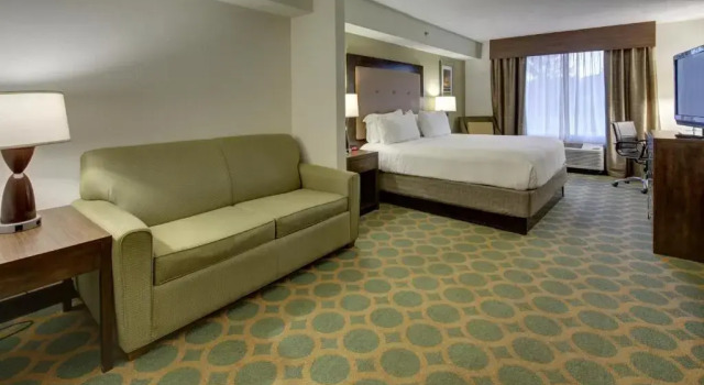 Люкс Holiday Inn Express Hotel & Suites Emporia by IHG