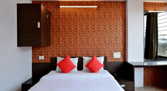 Hotel Majestic Deluxe Lodging by OYO Rooms
