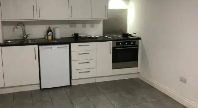 1 Bedroom Available 5 Minute From Centre & Station