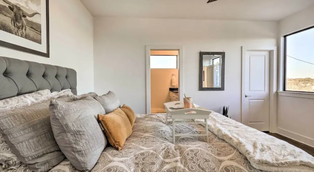 Lake Granbury Views + Game Room! Modern Escape, 预订 度假屋 格兰伯里 Dallas - Fort Worth Metropolitan Area