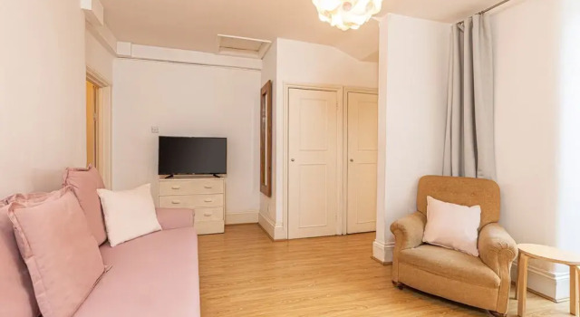 Charming 1-bed flat w/ patio near Notting Hill, Забронировать Отель Отели Англии 3 звезды, 3*