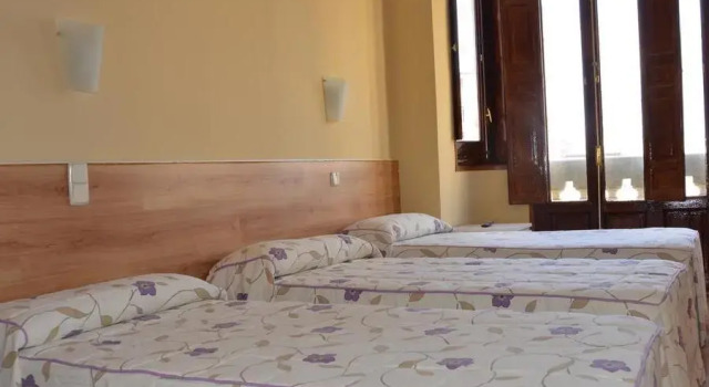 Трёхместный номер Standard с видом на город Hostal Nersan2