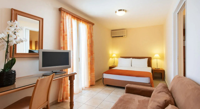 Семейный люкс с видом на море Pantheon City Hotel