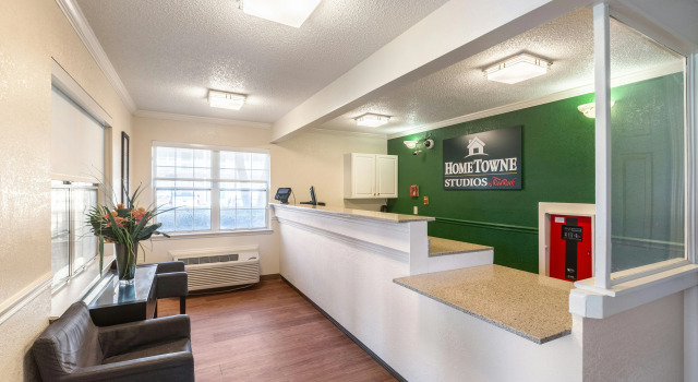HomeTowne Studios by Red Roof Atlanta NE - Downtown Norcross, Buchen Sie Hotel Norcross Georgia
