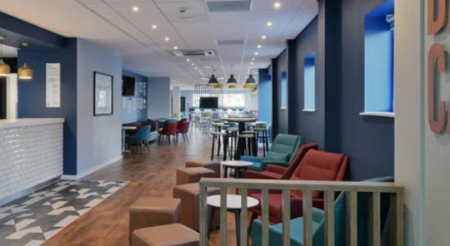 Travelodge Faringdon Oxfordshire, Забронировать Отель Фарингдон Оксфордшир, рядом с Башня Фарингтон-Фолли и лес