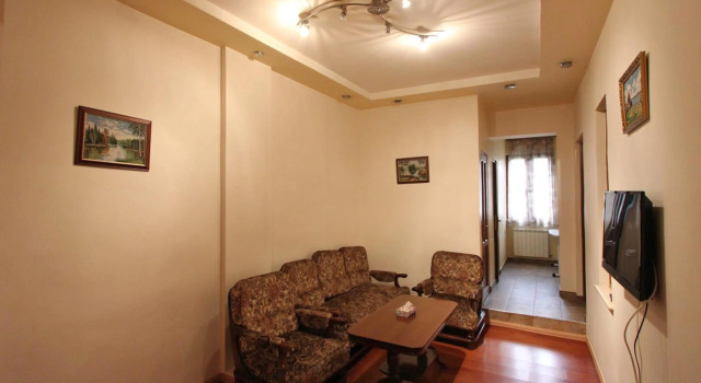 FlatsInYerevan - Apartments on Tpagrichner Street