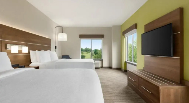 Четырёхместный люкс Executive Holiday Inn Express Hotel and Suites Akron South-Airport Area by IHG