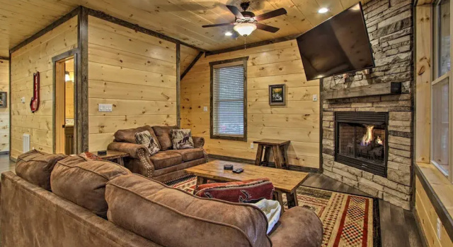 Коттедж с 5 комнатами с балконом Luxe Cabin w/ Home Theater < 2 Miles to Gatlinburg