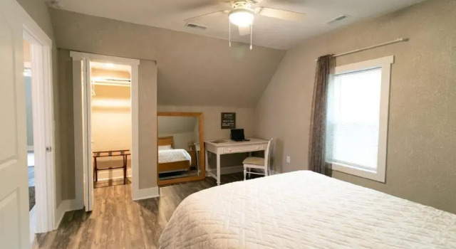 Spacious Rustic Downtown Market St 1 Bedroom Apt, Sleeps Up to 5, Steps to Honeywell & Eagles Theatre, จอง โรงแรม Wabash Indiana, ใกล้ Charley Creek Gardens