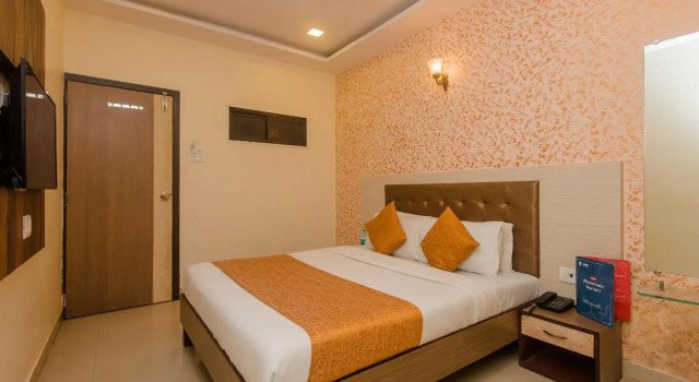 OYO 8678 Hotel Golden Nest