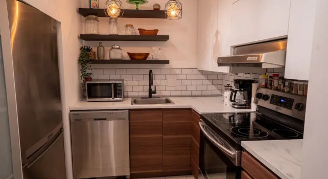 Апартаменты Comfort SUPERB 1 Bed Apt. Steps Away From Metro