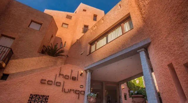 Hotel Cala Lunga, Забронировать Отель Отели Ла-Маддалена с парковкой, рядом с Пляж Кардэлино, Парковка