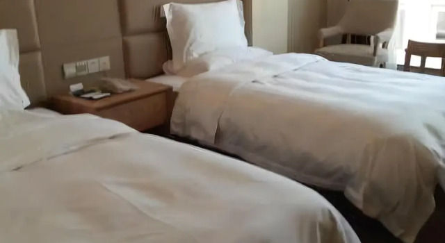 Yin Tong Crown Holiday Hotel, Book Hotel Hoteller i Fuxin med parkering, Parkering