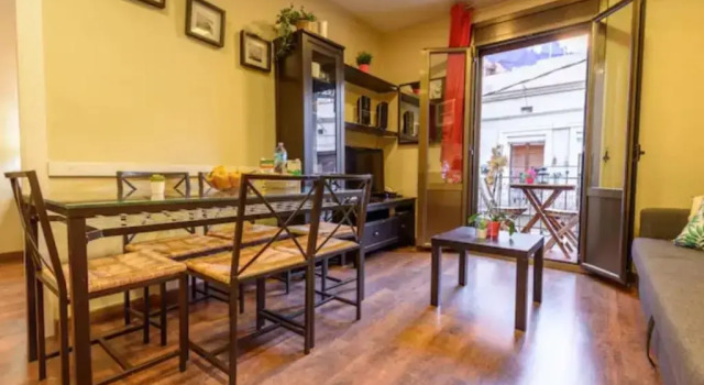 RamblasRentals Cozy Renovated 2BR with Balcony Lift 20M Rambla - Parking - Wifi, Забронировать Отель Сантс-Монжуик , рядом с Парк скульптур