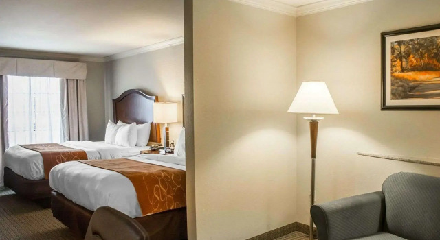 Четырёхместный люкс Spark by Hilton Cincinnati Fairfield