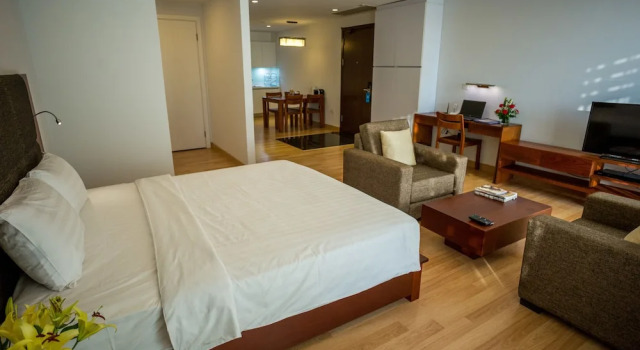 Студия с балконом и с красивым видом из окна Bellevue Serviced Apartments