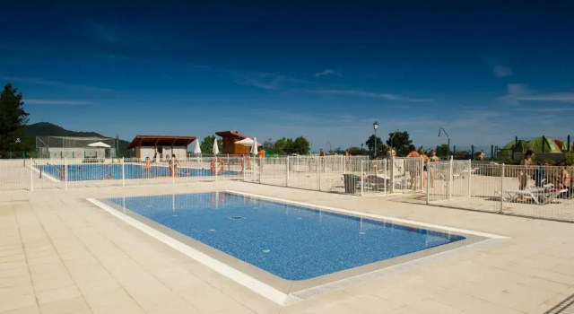 Camping & Bungalows Leagi, Rezerwuj Pole kempingowe Hotele w Baskonia z parkingiem, Parking