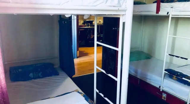Кровать в общем номере Beachside Backpackers