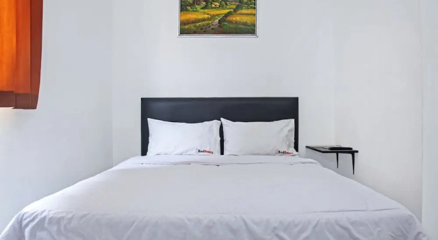 Standart oda RedDoorz near Pantai Ria Kenjeran