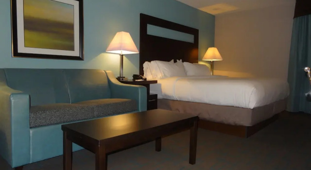Двухместный люкс Holiday Inn Express Hotel Kansas City - Bonner Springs by IHG