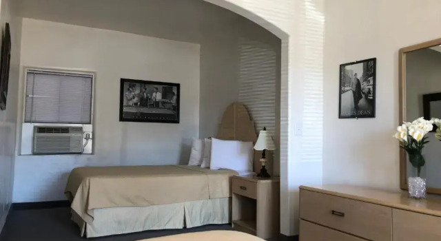 Четырёхместный номер Standard Arizona 9 Motor Hotel