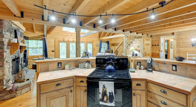 Коттедж Scenic Blue Ridge Cabin Rental w/ Resort Amenities
