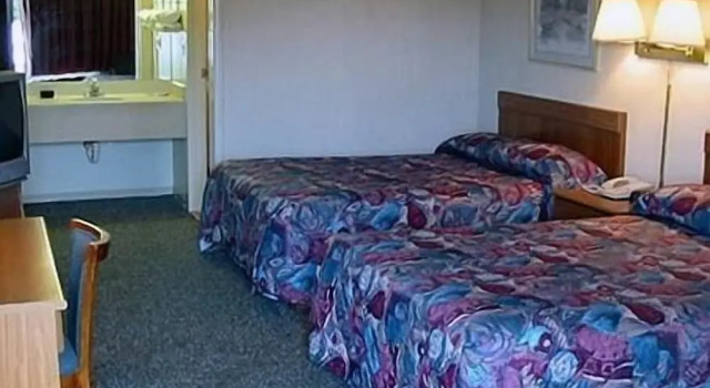 Четырёхместный номер Standard Mariann Travel Inn Scottsburg