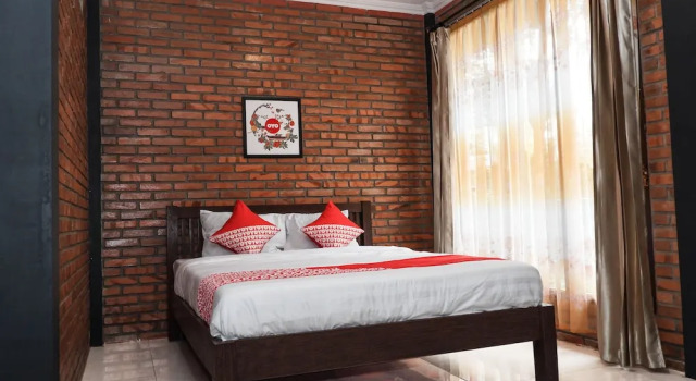 Двухместный номер Standard с балконом Kebon Krapyak Cottage Syariah Mitra RedDoorz near Stadion Maguwoharjo