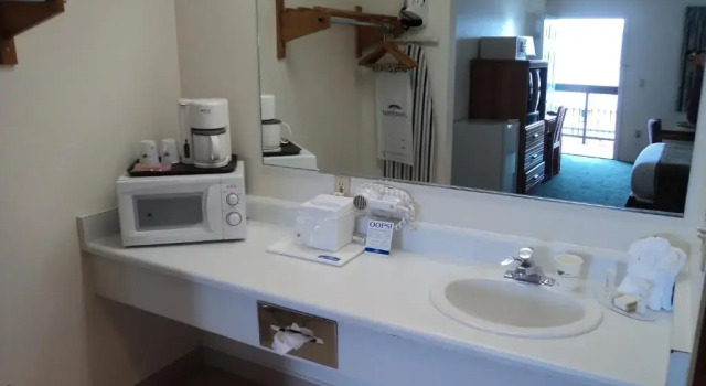Четырёхместный номер Standard Howard Johnson by Wyndham Roseburg