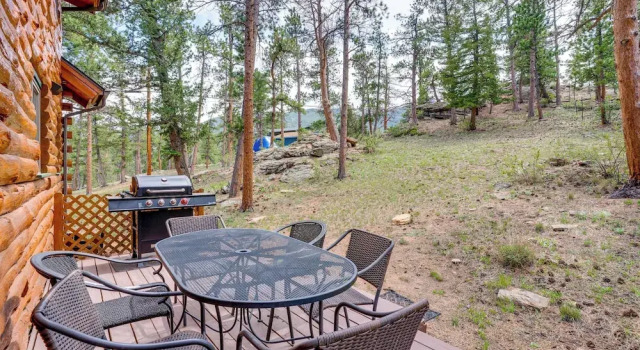 Picturesque Log Cabin in Estes Park: 9 Mi. to Rmnp, Забронировать Дом для отпуска Отели Эстес-Парк с парковкой, Парковка