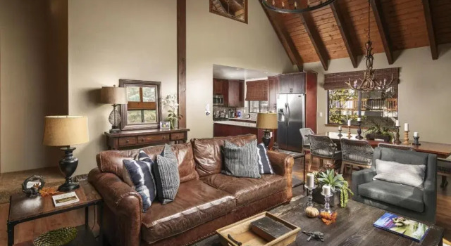 Treetop Cabin, Modern Luxe, 1700 sqft, Deck, View, Dogs, In Village, AC, Забронировать Отель Лейк-Эрроухед San Bernardino Mountains, рядом с Пляж в курортном комплексе Эрроухед