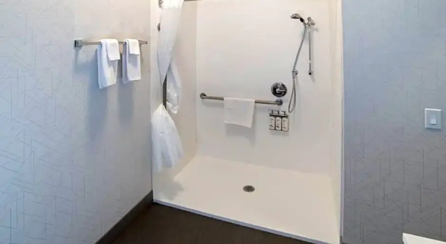Четырёхместный номер Standard Holiday Inn Express and Suites Moose Jaw by IHG
